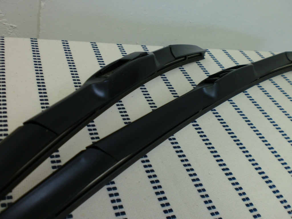 エアロカバー付きのスマートなデザイン aero-wiper image1